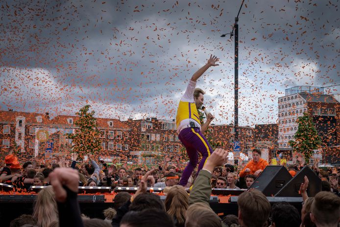 Oranje confetti op de Trans tijdens een optreden van Vieze Jack op Koningsdag Arnhem in 2019.