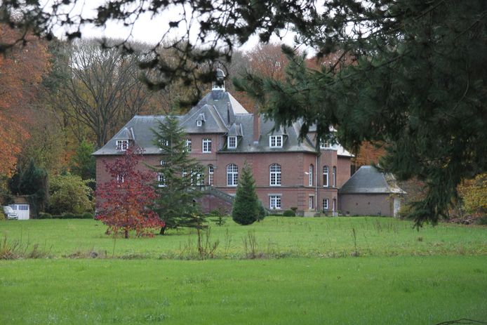 Het kasteel de Groote in Houthulst werd gebouwd in 1848 door politicus Jan-Pieter Cassiers. Na zijn overlijden kwam het in handen van burgemeestersfamilie de Groote.