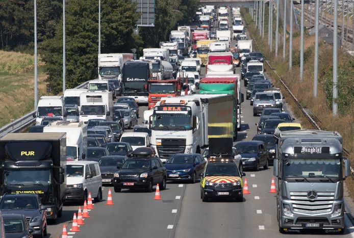 File op de E19 bij Machelen nadat een vrachtwagen uitbrandt.