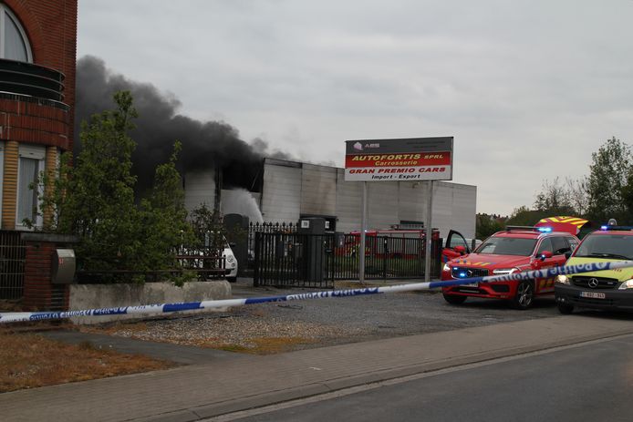 Een industrieloods in Sint-Pieters-Leeuw is afgebrand.