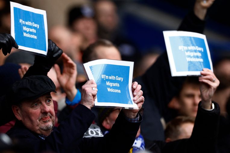 Fans van Leicester City tonen zich solidair met BBC-presentator Gary Lineker. Beeld Action Images via Reuters