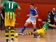 Joey Jejanan in balbezit namens AGOVV Futsal in het duel met ZVV Den Haag. zaalvoetbal