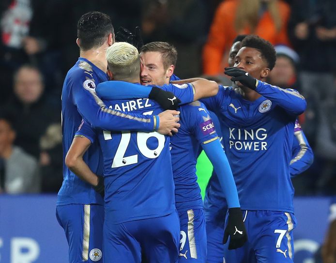 LEICESTER, ENGLAND - DECEMBER 23:  Jamie Vardy of Leicester City celebrates scoring the opening goal with team mates during the Premier League match between Leicester City and Manchester United at The King Power Stadium on December 23, 2017 in Leicester, England.  (Photo by Catherine Ivill/Getty Images)