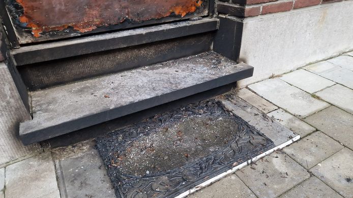 Aan een voordeur in de Uitspanningsstraat in Wilrijk werd afgelopen nacht brand gesticht.