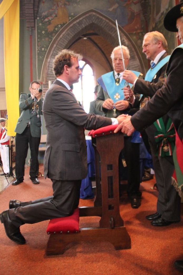 Burgemeester Slinkman wordt geridderd. foto Hanneke Nas