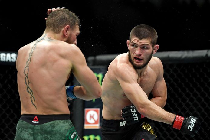 Khabib Nurmagomedov (R) vecht tegen McGregor.