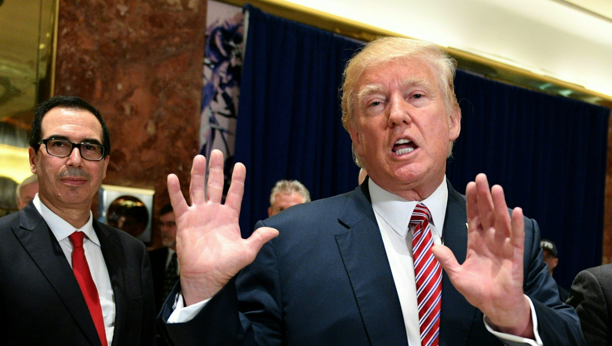 Donald Trump gaat dinsdagavond een verhitte woordenwisseling aan met journalisten over 'Charlottesville' in de lobby van Trump Tower, New York. Beeld afp