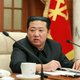 De grote leider van Noord-Korea is aanzienlijk afgevallen, of zou zijn portret gefotoshopt zijn?