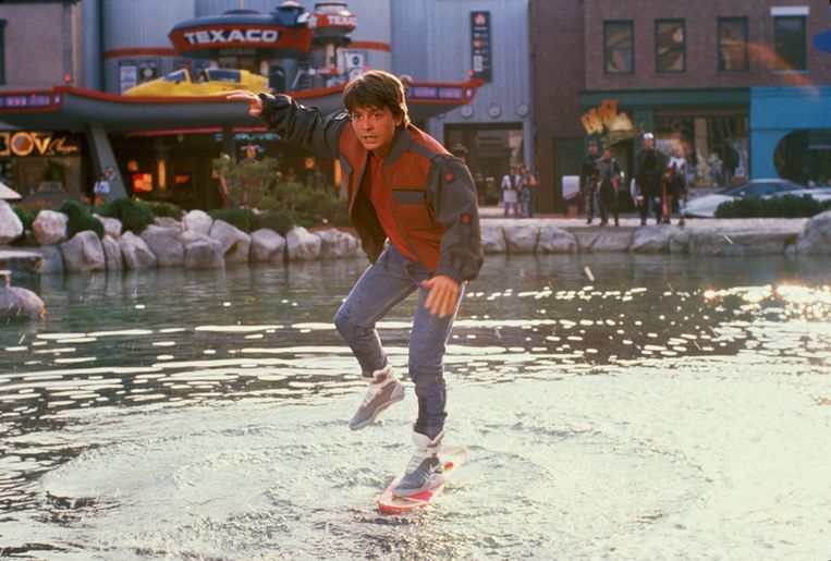 Michael J. Fox op een skatebord. Beeld xx