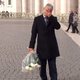 Dader legt 33 jaar na aanslag rozen op graf van paus