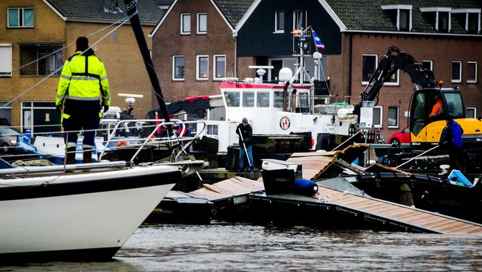 Een kapotte steiger, twaalf beschadige boten: de vorige week op drift geraakte Ark van Noach heeft voor een half miljoen euro aan schade veroorzaakte, zegt havenmanager Eef de Vries.