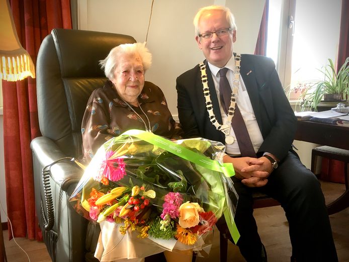 Burgemeester Govert Veldhuijzen bracht een bezoek aan de 104-jarige Annie van Zanen - van Nes.