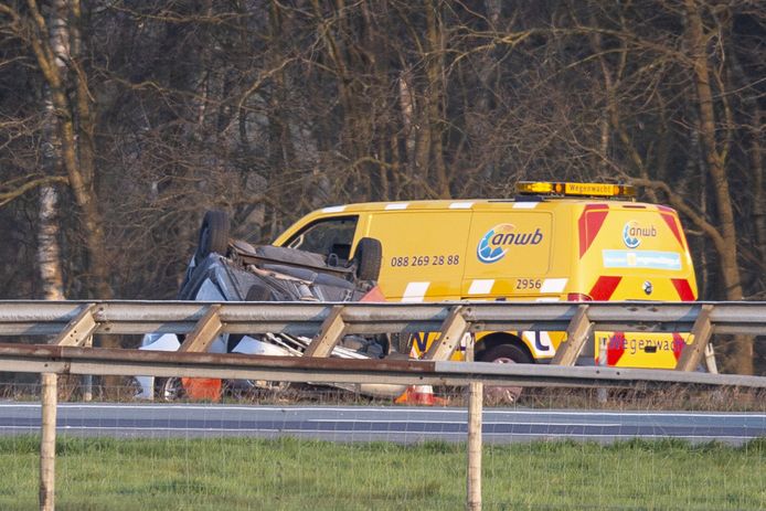 De auto raakte in een slip en belandde op de kop in de berm