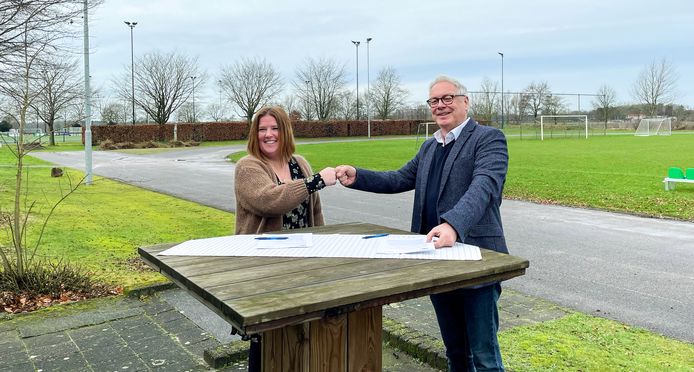 Voorzitter Dana van Hoof-van Dun van Achil’87 en wethouder Gerrit Overmans ondertekenen de intentieovereenkomst op de atletiekbaan.