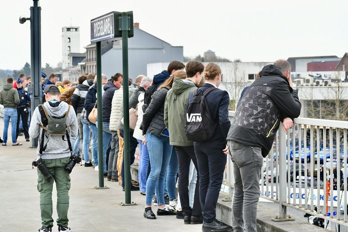 Het perron bleek een goeie plek om de start van Dwars door Vlaanderen van op grote hoogte te bekijken.