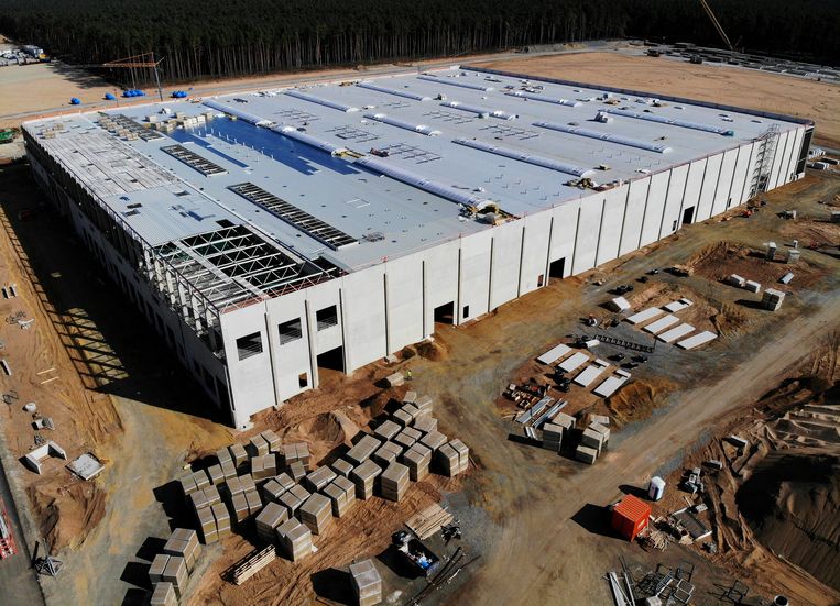 De 'Gigafactory' van Tesla in aanbouw in het Duitse Grünheide nabij Berlijn. Beeld REUTERS