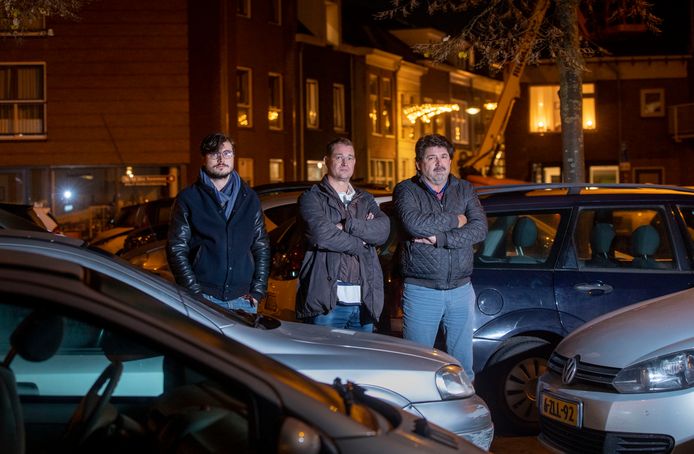 Jurriaan de Boer (links), Merijn Wessel (midden) en André Leander (rechts) op het Salverdaplein.