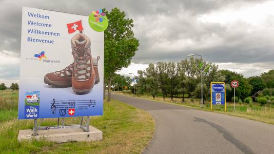 Welkomstbord voor Vierdaagse-deelnemers op de grens van Arnhem en Huissen.