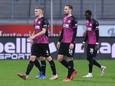 De spelers van VfL Osnabrück verlaten het veld in Duisburg. Rechts de racistisch bejegende Aaron Opoku.