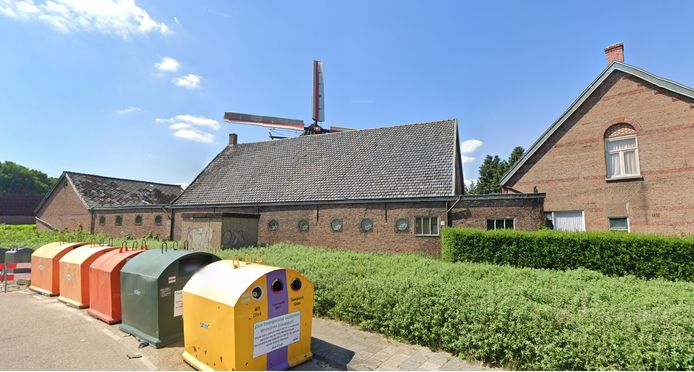 De mogelijk te slopen bijgebouwen bij de molen in Nispen. De molenaarswoning rechts blijft buiten schot.