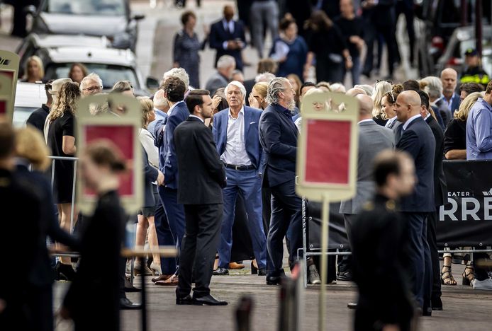 Genodigden arriveren voor het besloten afscheid van Peter R. de Vries in Koninklijk Theater Carré.