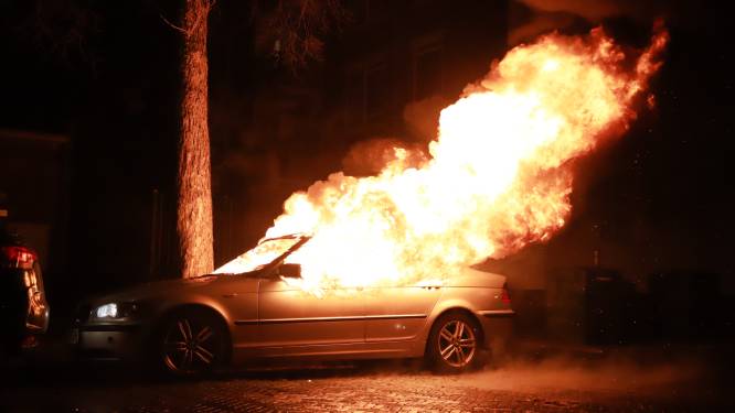 Geparkeerde BMW uitgebrand in Roemer Visscherstraat