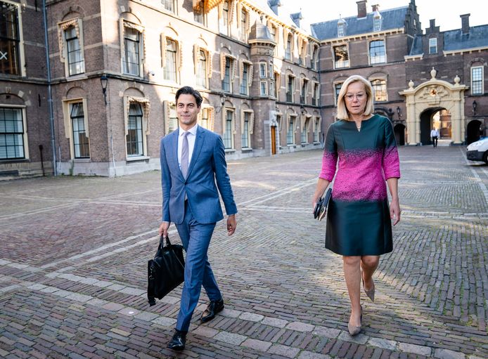 Rob Jetten (D66) en Sigrid Kaag (D66) bij aankomst voor een gesprek met informateur Mariëtte Hamer over de kabinetsformatie.