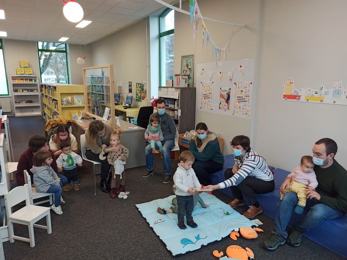 Ouders en hun kinderen zakten af naar de bib om samen verhaaltjes te lezen.