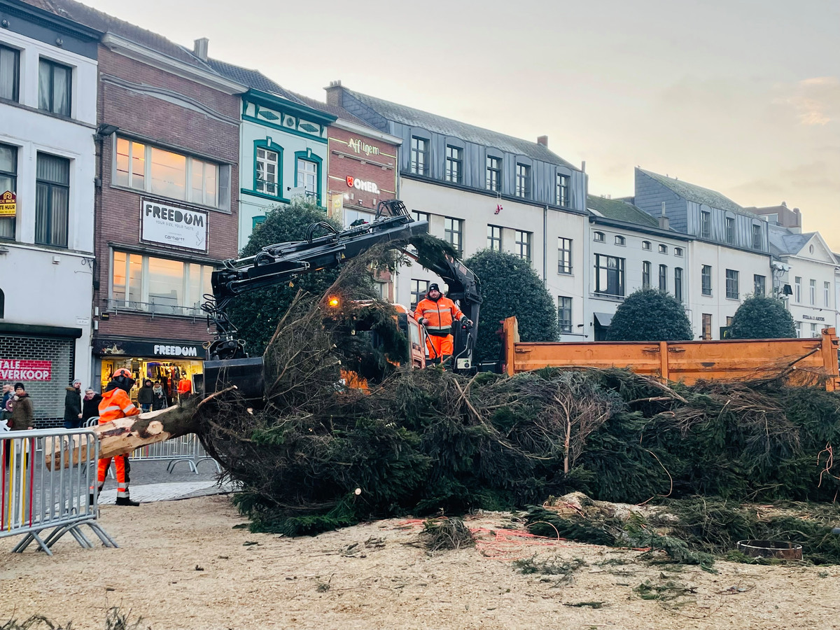 Kerstboom op Grote Markt Aalst na half uur weer neergehaald “Te scheef