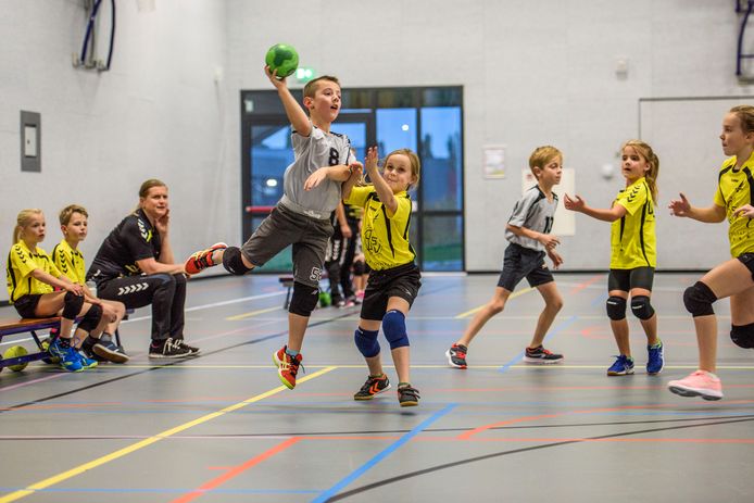 In Heusden is te weinig ruimte voor binnensporters. Op deze archieffoto de jeugd van handbalclub Avanti, in sporthal Dillenburcht in Drunen.
