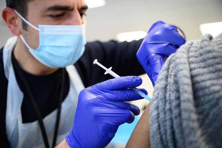 Een vrouw krijgt een boostervaccinatie in een Londens ziekenhuis. Beeld Getty Images
