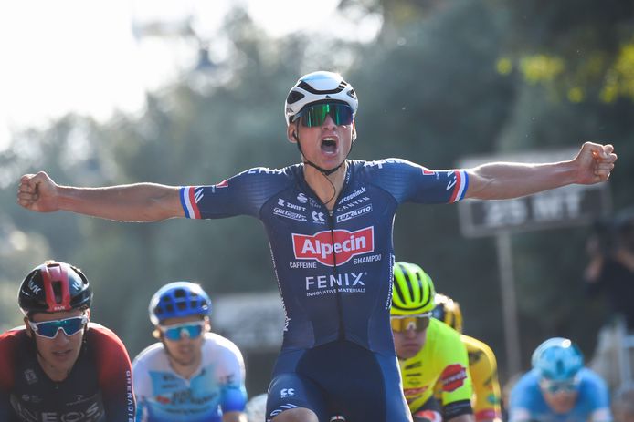 Mathieu van der Poel komt juichend over de finish in Montecatini Terme.