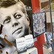 Obama's en Clintons leggen krans bij graf JFK