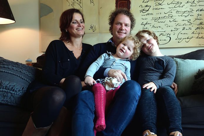 Dirkje met broer Teun (6), moeder Patty  Wijnen (40) en vader Antoine van Groesen (41).
