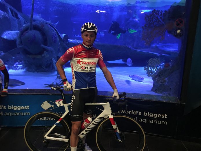 "Dit is wel een aparte plaats om de startlijst te komen tekenen, ja." Op dag twee moest Van der Poel zich voor de start aanmelden in het aquarium van Antalya om zijn krabbel op het startbord te zetten. Daarna reed hij nog door een aquariumtunnel naar de start:
