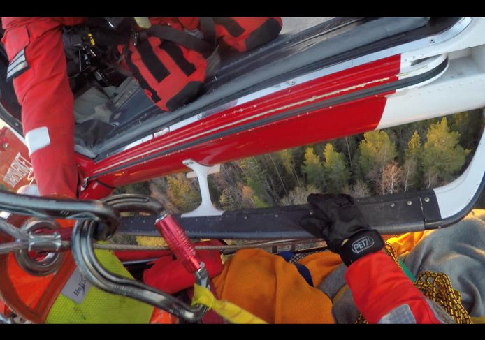 De gewonde vrouw werd liggend op een brancard door een helikopter uit de diepe mijn gehesen.