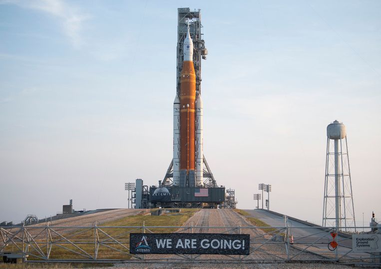 De SLS-raket en Orionmodule op lanceerplatform 39B in Florida, in aanloop naar het vertrek op maandagmiddag. Beeld AFP
