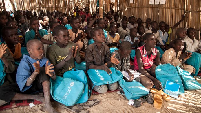 Schoolkinderen in een basisschooltje in een vluchtelingenkamp in Maiduguri, Borno, in Nigeria.