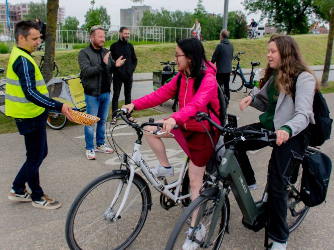 Fietsersbond houdt applausactie aan Collegebrug en steekt zo fietsende scholieren hart onder de riem