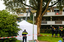 De politie heeft een witte tent opgezet op de plaats van het ongeval.