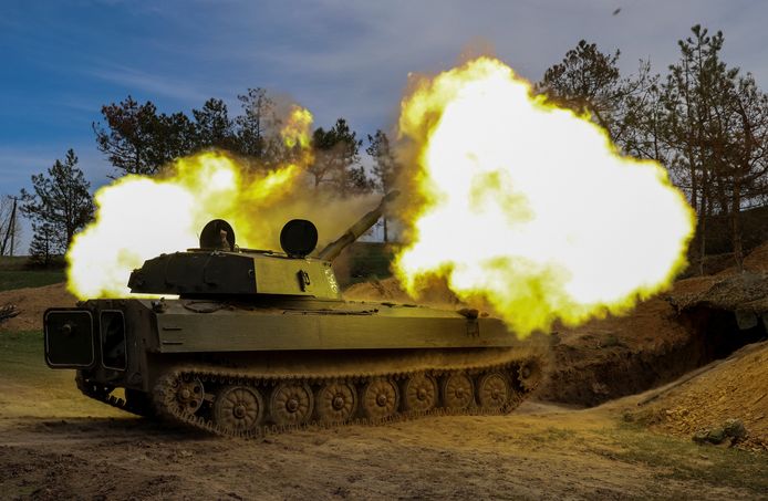 Het Oekraïense leger vuurt op Russische troepen.