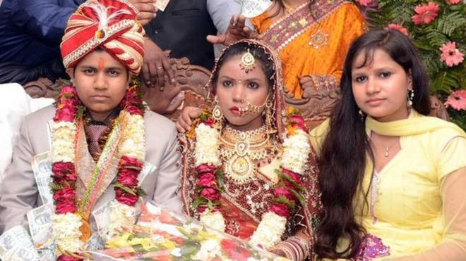Krishna Sen (links) trouwde in 2014 met haar eerste vrouw en streek daarvoor de bruidsschat op.