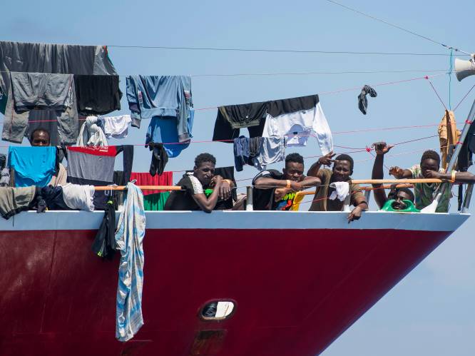 Malta laat 425 op zee dolende migranten toch toe