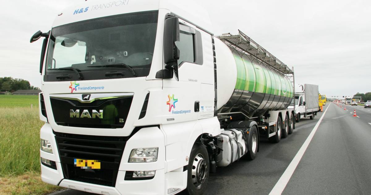 Aanrijding tussen vrachtauto’s op A1 bij Deventer: twee rijstroken dicht.
