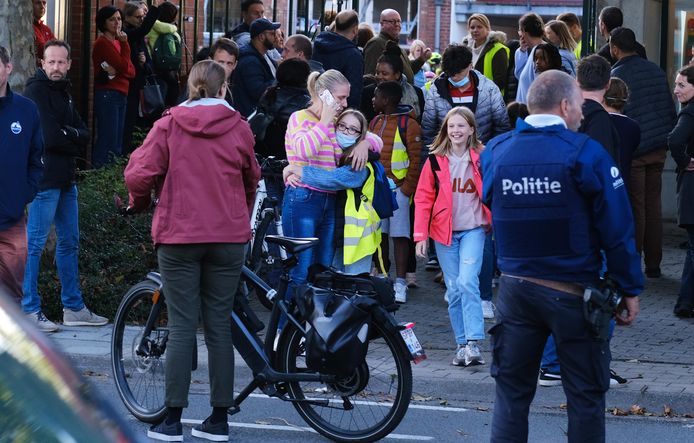 Een bezorgde mama haalt haar dochter op aan de stedelijke basisschool van Waregem. Alle scholen in de stad gingen 3,5 uur in lockdown.