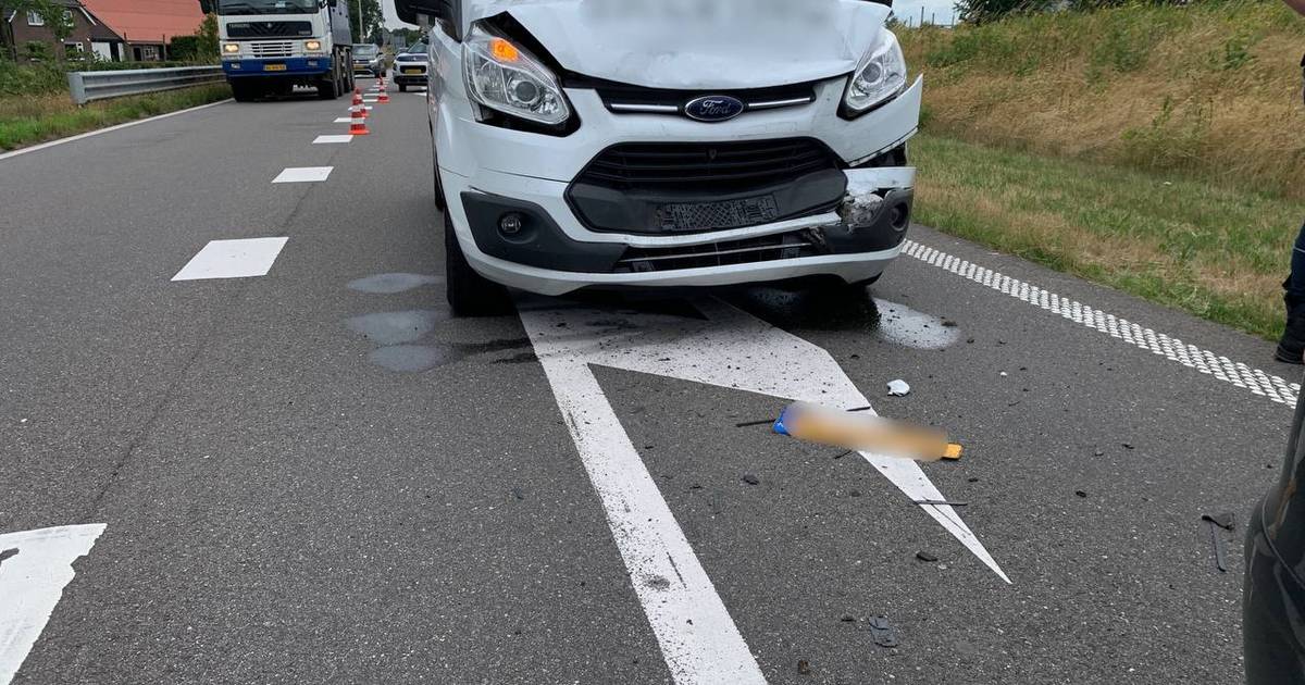 Vrouw gewond naar ziekenhuis door kop-staartbotsing op N34 bij Hardenberg.