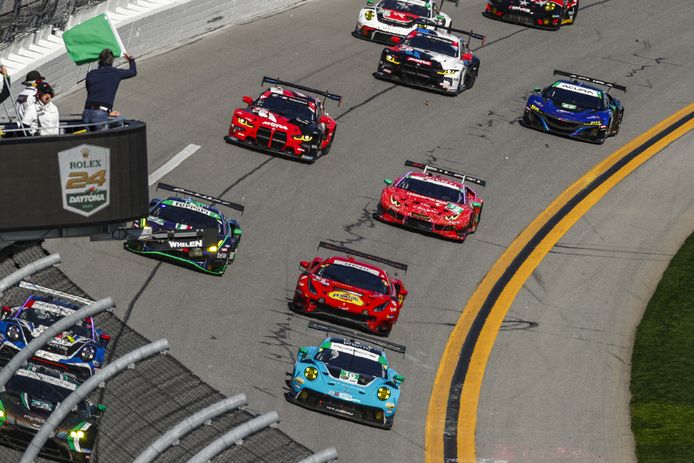 Jan Heylen leidt het pak bij de start van de race en zou 24 uur later de 60ste editie van de 24 uur van Daytona ook winnend afsluiten.