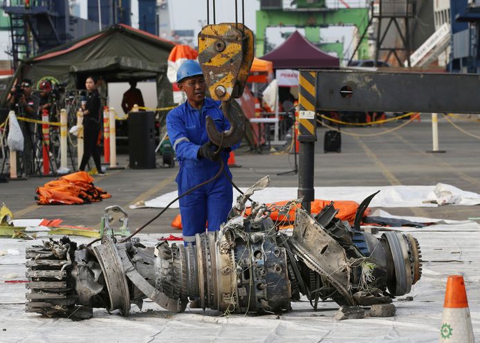 Een motor van het verongelukte Lion Air-toestel.
