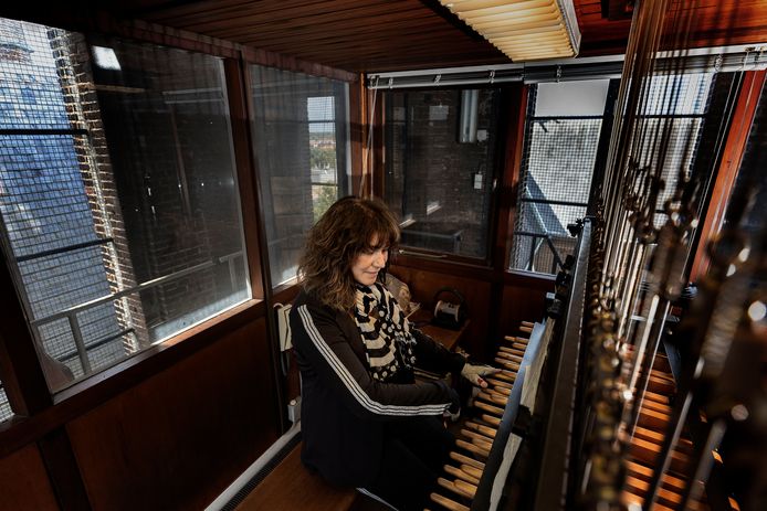 Stadsbeiaardier Rosemarie Seuntiëns bespeelt de beiaard in de Catharina Kerk .