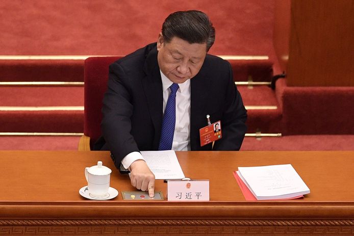 Een mogelijk nu al iconisch beeld: de Chinese president Xi Jinping drukt op het groene stemknopje bij de stemming in het Volkscongres. over de controversiële wet die de autonomie van Hongkong inperkt.